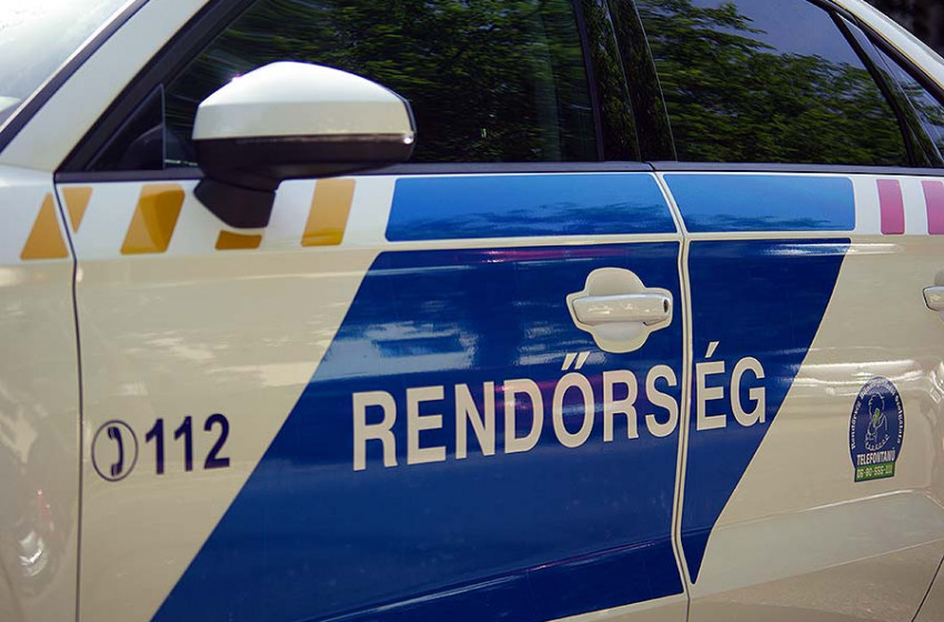 Felborult egy autó az M85-ösön Enesénél