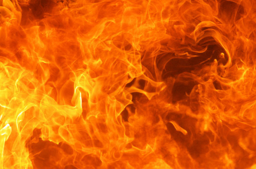 Tűz ütött ki egy csarnokban