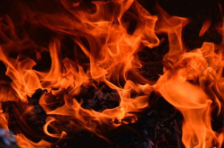 Melléképület gyulladt ki Szilben