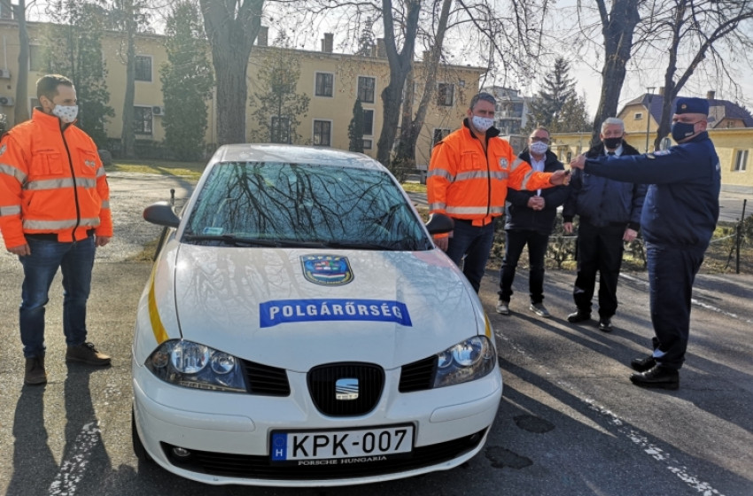 Újabb gépkocsi átadásával segítik a rendőrök a polgárőrök munkáját 