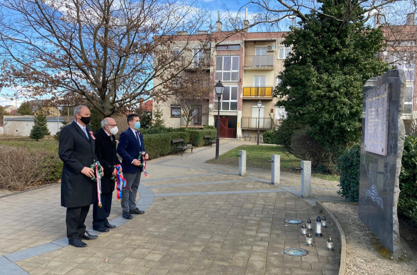 Szűk körben emlékeztek a hősökre Kapuváron