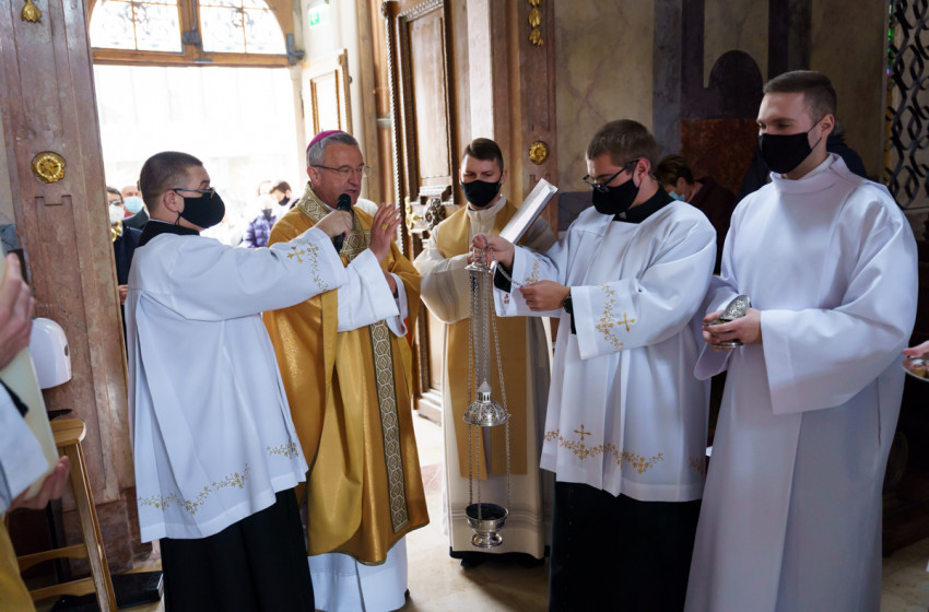 A feltámadás hite minket is győztessé tehet! – Húsvét vigíliája a Győri Egyházmegye szívében