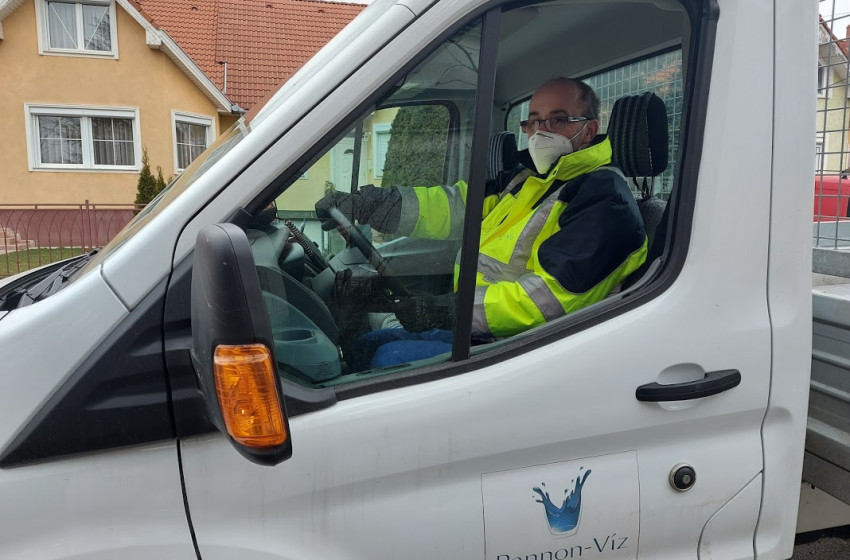 Az egészségügyi szabályok legszigorúbb betartásával újra kezdődtek a vízmérőcserék, plombálások és nemsokára a mérőleolvasások is a Pannon-Víz Zrt.-nél