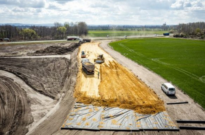 Már zajlik a töltésépítés és a próbacölöpözés a 83-as főúton