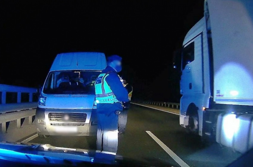 Forgalommal szemben haladt az M86-oson