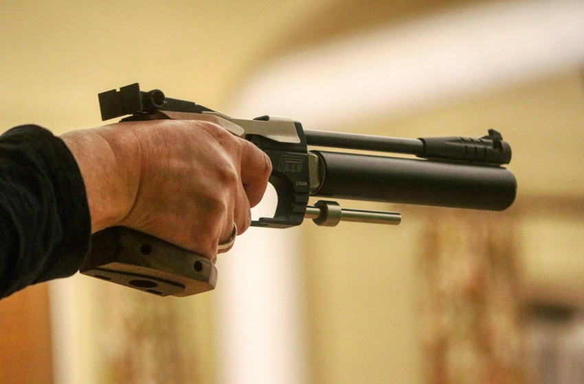 Véletlenül meglőtte a nevelt gyermekét