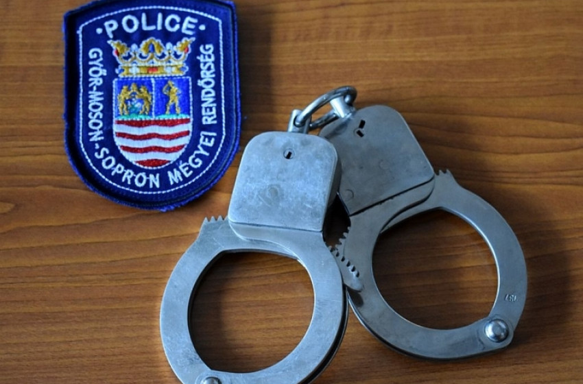 Kábítószergyanús anyag esett ki egy csornai fiatal kezéből Győrben 