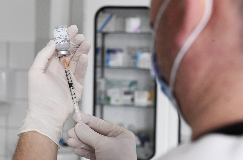 Ezek a szabályok lépnek életbe 4 millió beoltottnál