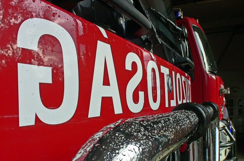 Kigyulladt egy autó Rábapatonánál