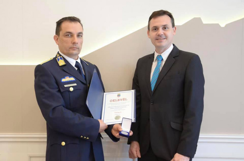 Negyedszázados rendőri szolgálatot ismert el a megyei önkormányzat közgyűlése