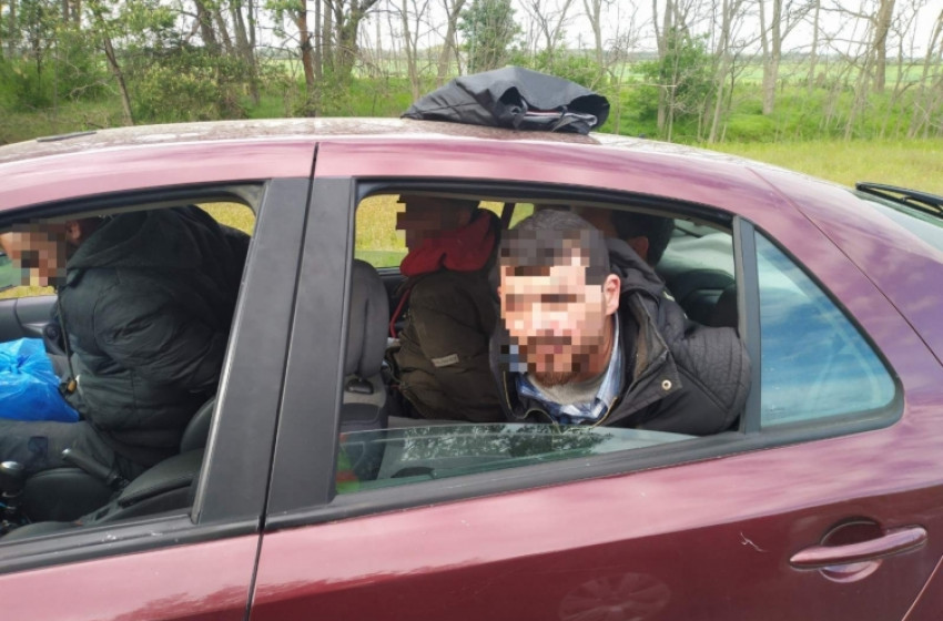 A rendőrök két embercsempésszel és tizenkét migránssal szemben intézkedtek tegnap a megyében