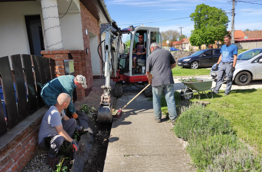 Járdafelújítás társadalmi munkával Rábatamásiban