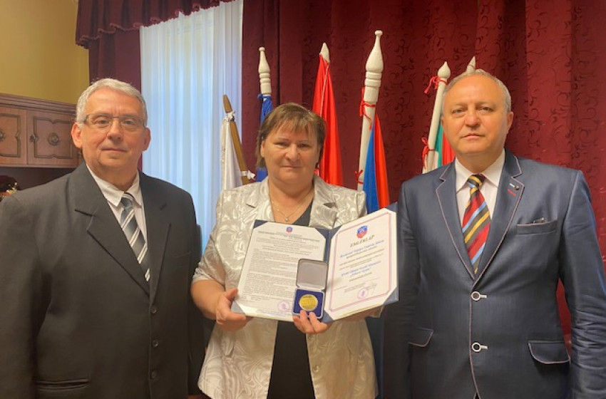 Kiváló Oktató-Nevelő Munkájáért kitüntetésben részesítették Kovácsné Takács Valériát Kapuváron