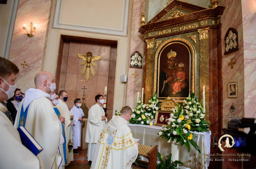 Hálaszívek és gyermekmegáldás a Szerecsen Mária-kegykép búcsúnapján