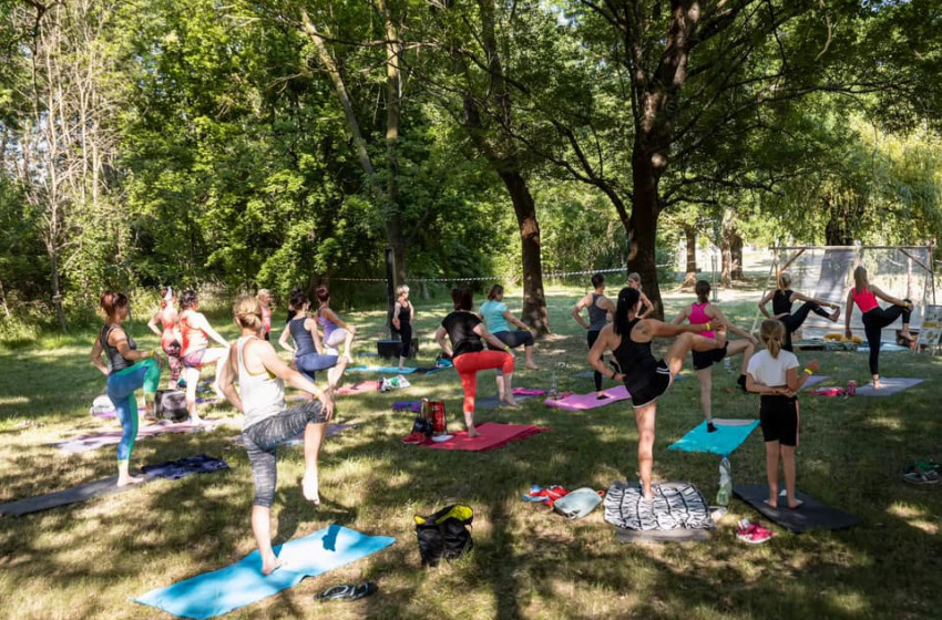 A meleg idő ellenére is sikeres volt a jóga piknik Csornán