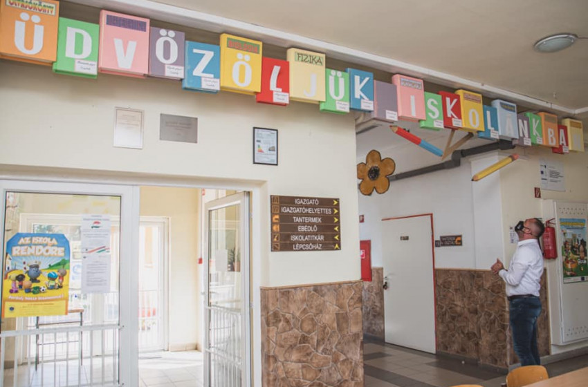 Már dolgoznak a szakemberek a szili iskola felújításán és bővítésén