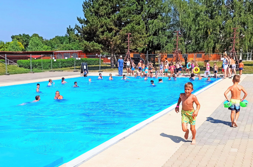 Táborozó gyerekek vették birtokba a kapuvári strand felújított tanmedencéjét