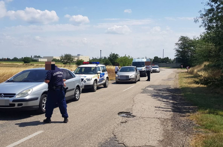 Három gépkocsiban akart négy embercsempész huszonöt migránst külföldre vinni