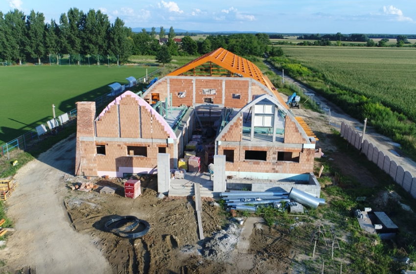 Jól halad a téti tanuszoda építése