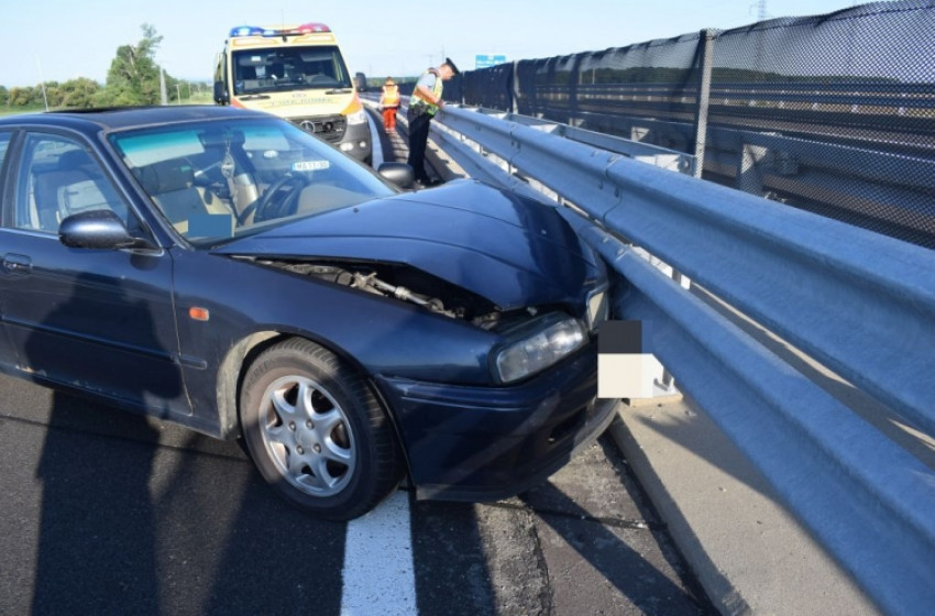 Szalagkorlátnak ütközött az M85-ösön, Nagycenk és Kapuvár között 
