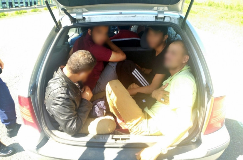 Győr közelében bukott le az embercsempész 