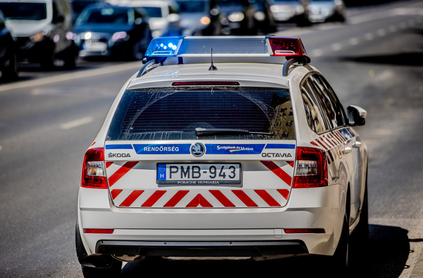 Autóját és az illegális migránsokat hátrahagyva menekült el a sofőr