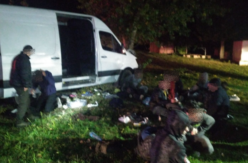 31 migránst szállított, fának csapódott a gépjármű 