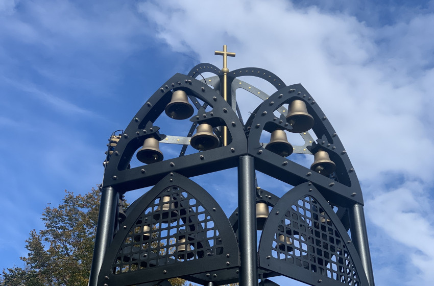 Harangjátékot adományozott Németh Árpád és családja Csornának 