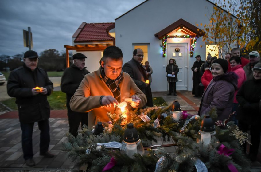 Kigyúltak az adventi fények Földszigeten is