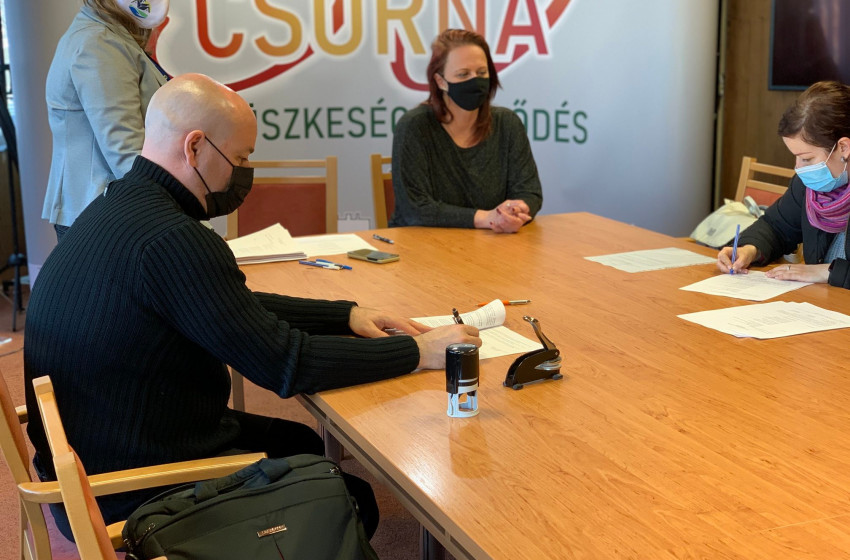 Újabb négy család részesült letelepedési támogatásban Csornán
