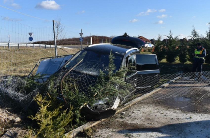 Kerítést, jelzőtáblát és fenyőfákat döntött ki Kóny közelében