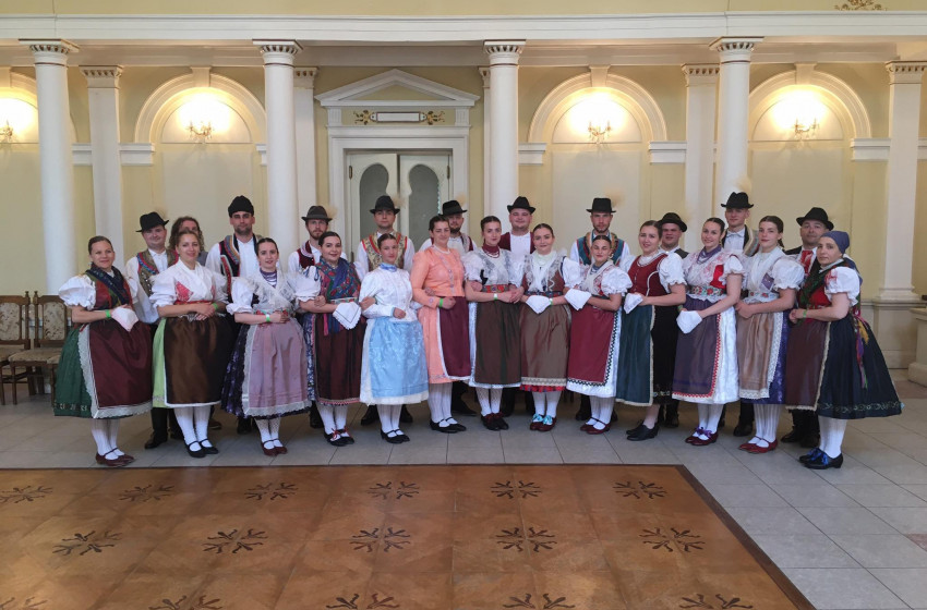 Komarnoban jártak a kapuvári táncosok