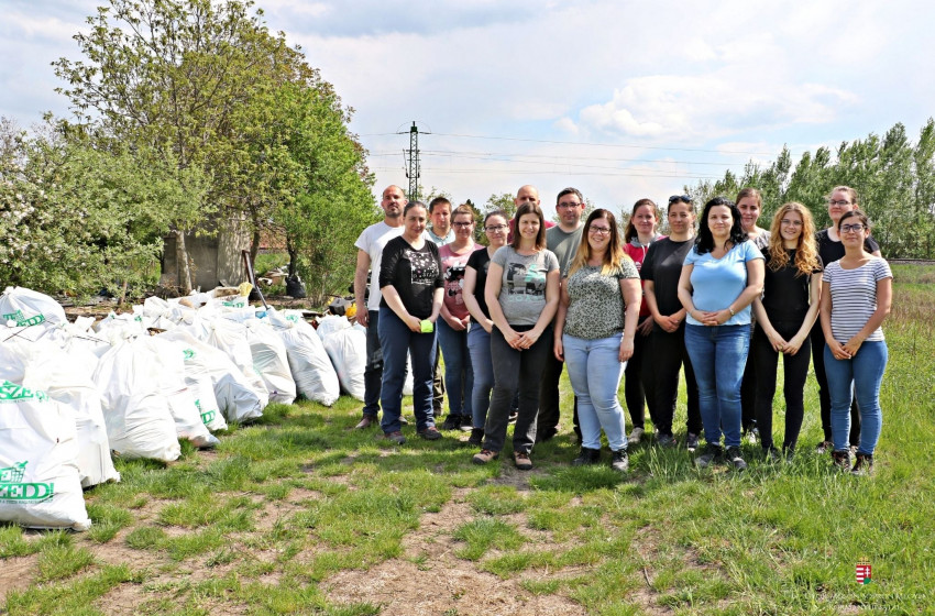 Szemetet szedtek a megyei kormányhivatal munkatársai