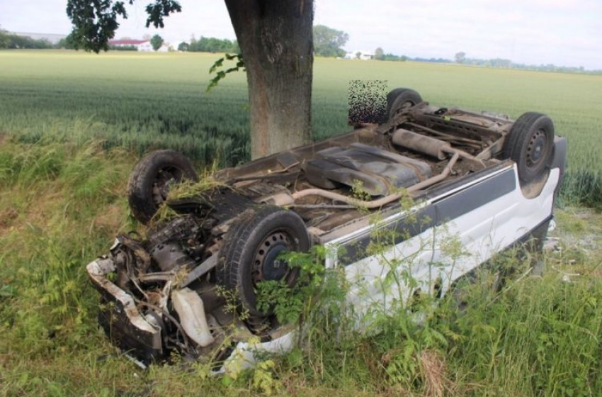 Felborult egy autó Kapuvár közelében - az útra futó vadtól ijedt meg a sofőr - fotó