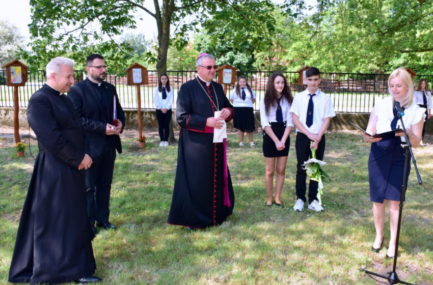 Boldog Apor Vilmos püspökre emlékeztek Szanyban