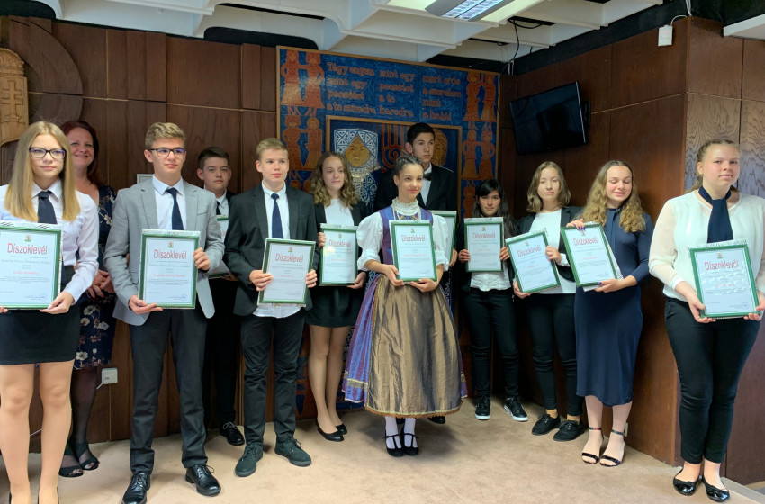 Csorna Város Érdemes Diákjait köszöntötték 