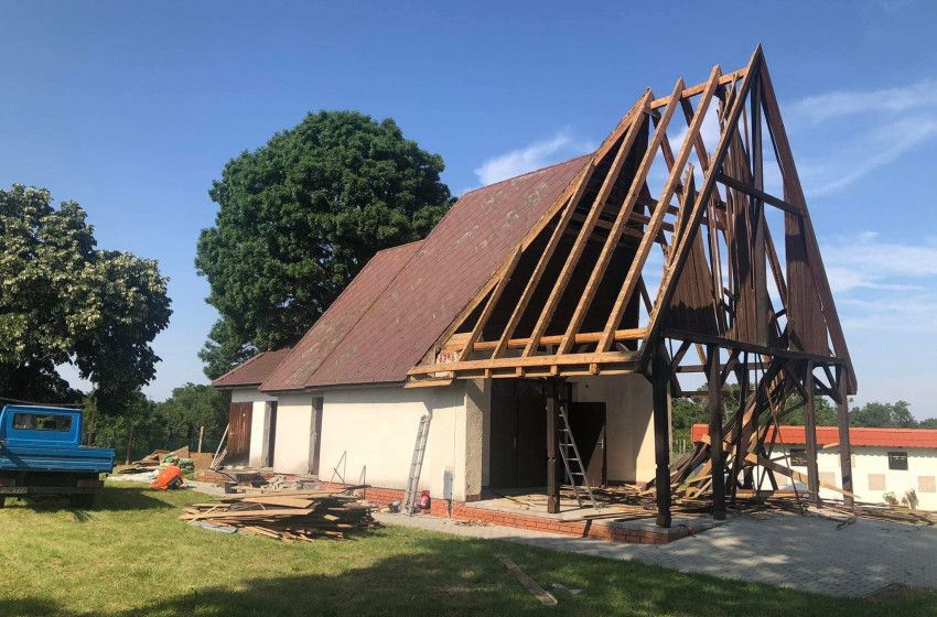 Elkezdődött a ravatalozó felújítása Ivánban