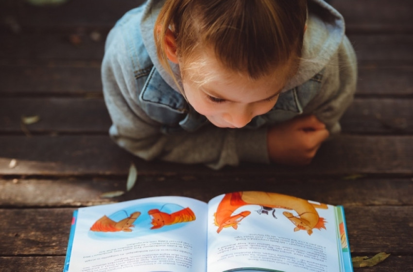 Mesék éjszakája a Beledi Művelődési Ház udvarán 