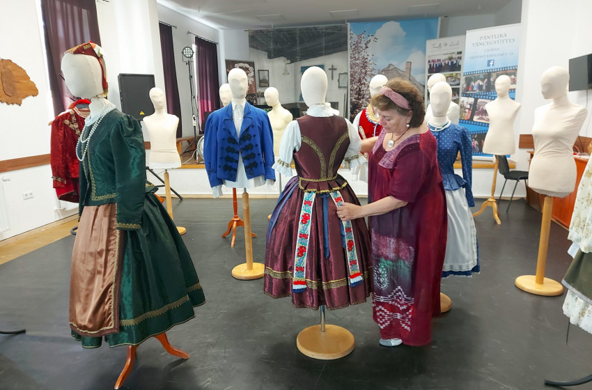 A szűkebb térség táncait és viseleteit ismerték meg a csornai Pántlika Néptáncegyüttes tagjai