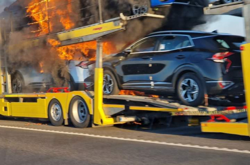 Autószállító lángol az M86-oson Zsebeháza közelében