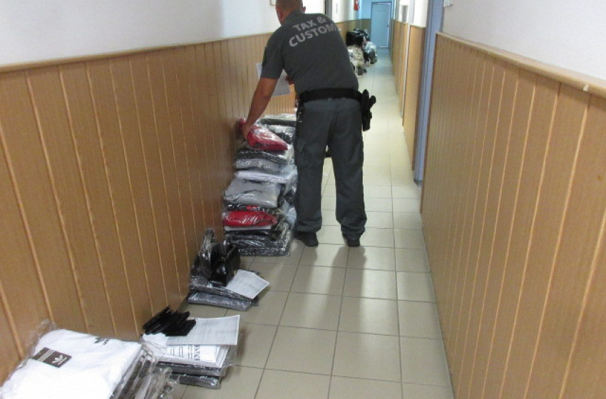 125 millió forintnyi hamis ruhát találtak