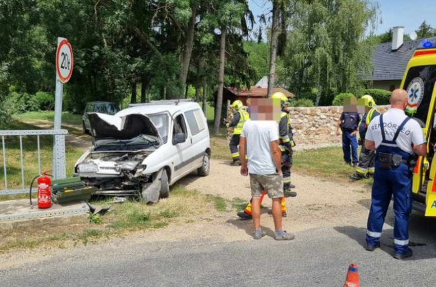 A Kis-Rába híd korlátjának ütközött egy autó Beleden - fotó