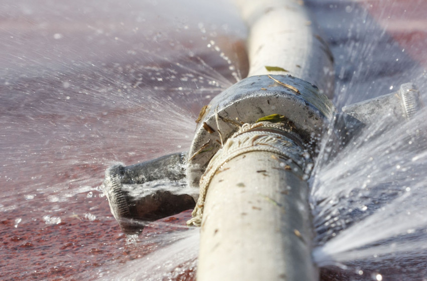 Csőtörés történt Csornán a Kisfaludy utcában