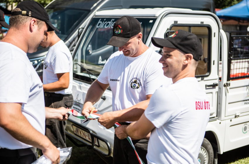 A falunapon adták át a támogatásából vásárolt gépjárműveket Osliban