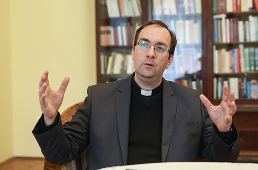 Ezüstmisét ünnepel Csornán Bognár István atya 