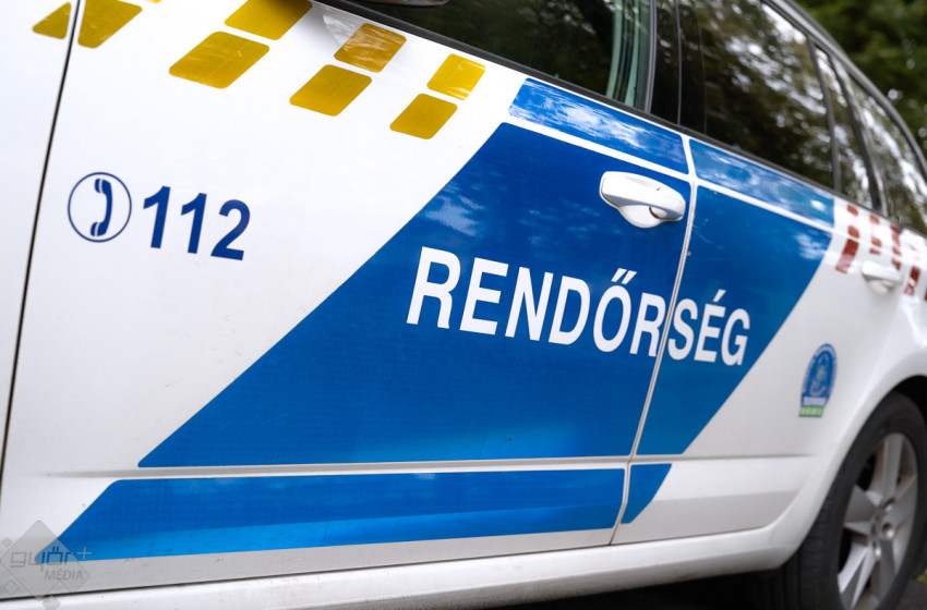 Szalagkorlátnak ütközött egy autó az M85-ösön