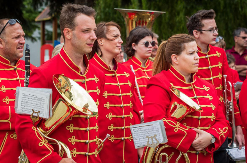 Zsebeháza falunapja: Vidámság, zene és közösségi tér átadása a Magyar Falu Program támogatásával