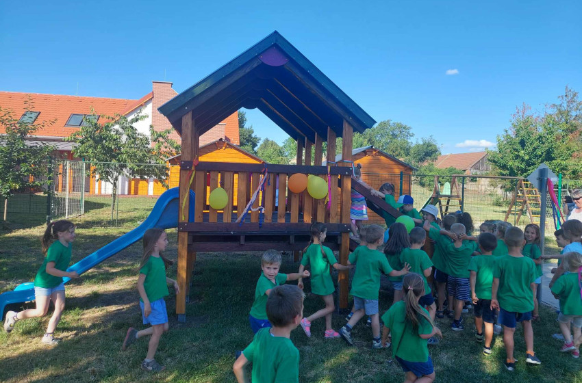 Játékátadó a szanyi óvodában: Új udvari játékok örömet szereznek a gyerekeknek
