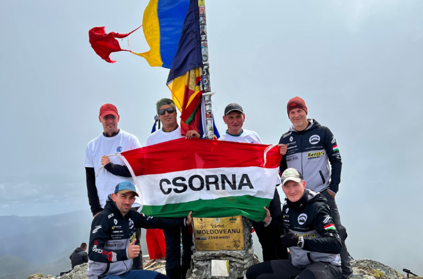 Csorna feliratú zászló lobogott Románia legmagasabb hegyén