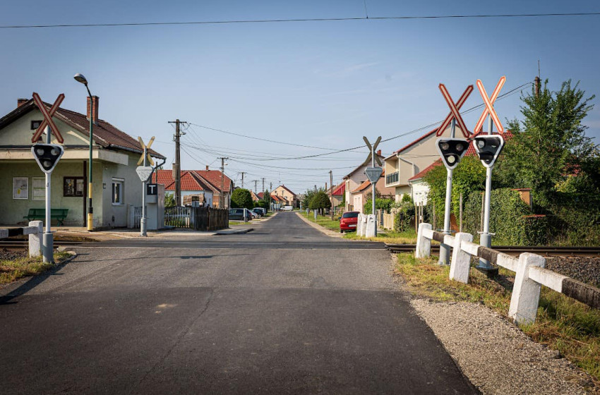 Újabb ígéret valósult meg: új burkolatot kapott a Vasút utca Szárföldön